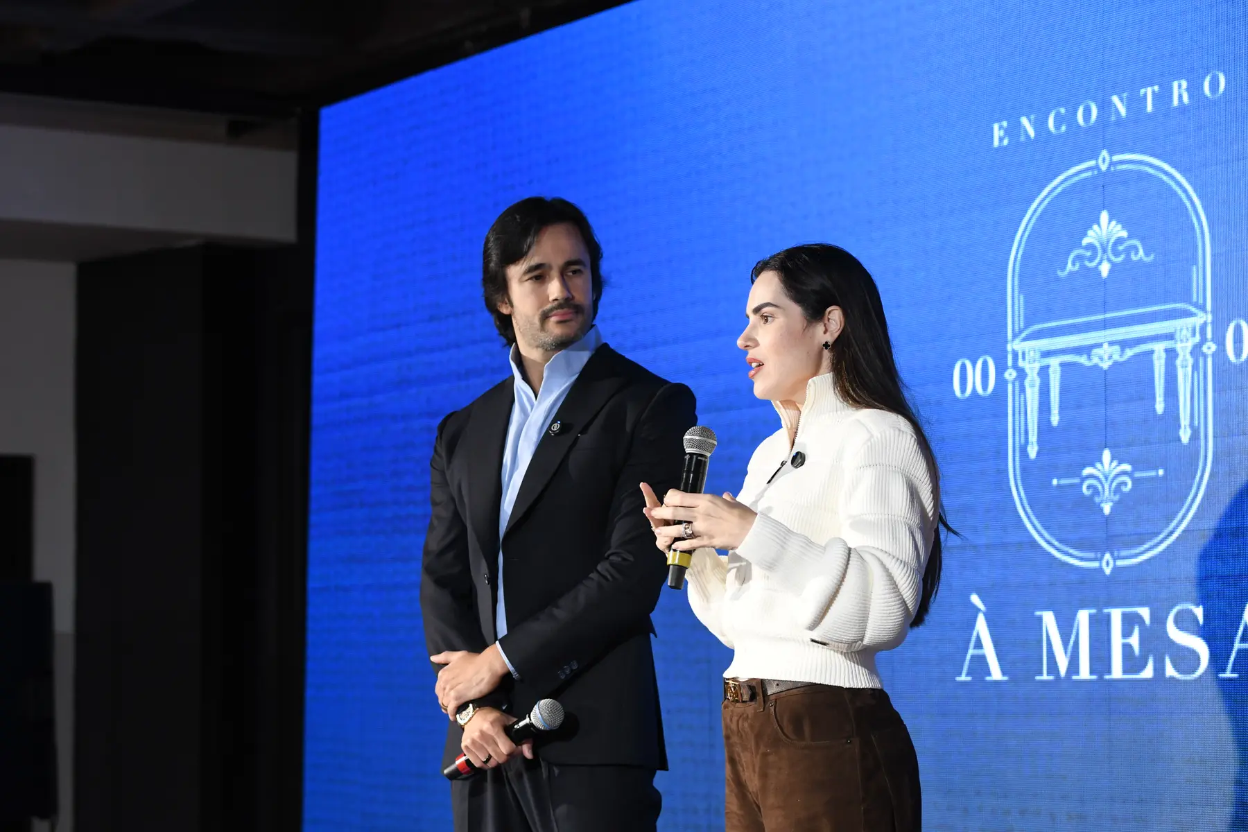 Pyero Tavolazzi e a esposa recebendo os casais no encontro À Mesa