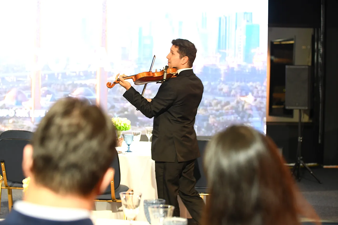 Violinista tocando entre as mesas durante o jantar